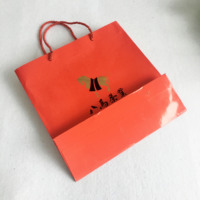 Sac cadeau en papier kraft noir recyclable écologique de luxe avec logo personnalisé, poignée en ruban pour l'emballage de cosmétiques