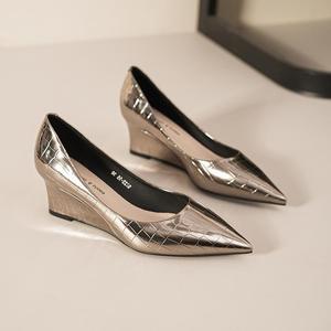 Zapatos de Tacón de Cuña de Charol con Punta Fina, sin Cordones, que Aumentan la Estatura, para Todas las Estaciones, para Mujer 5222-55 - Product Image 1