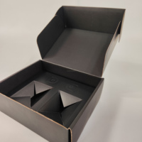 Hoogwaardige op maat gemaakte full-color zelfopvouwbare vouwdozen van golfkarton met embossing, matte laminatie, elegant design en biologisch afbreekbaar.