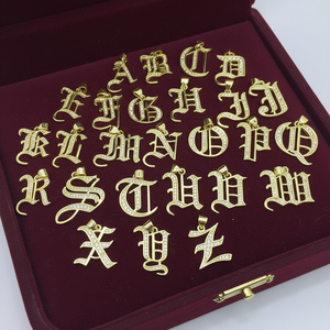 CZ9314 Liontin Medal Persegi Panjang Huruf Abjad Gotik Inggris Kuno Berlapis Emas 18k dengan Batu CZ yang Populer dan Anggun - Product Image 1