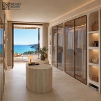 Armoire de chambre intégrée sur toute la largeur, placard sur mesure avec portes coulissantes, tiroirs et étagères