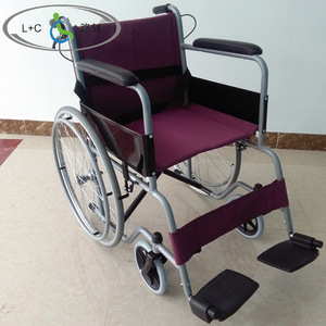 Silla de ruedas manual Lutron LCW125CJ con frenos para pacientes mayores con discapacidad - Product Image 1