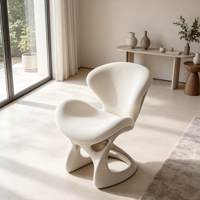 Fauteuil lounge individuel en tissu bouclé crème avec structure sculpturale en fibre de verre couleur champagne pour espace de vie contemporain