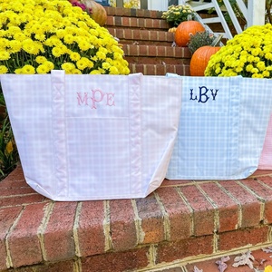 Bolsa de Mano Personalizada Bordada con Monograma Floral a Rayas de Gingham, Bolsa de Hombro Informal de Lona Grande con Bolsillo Frontal - Product Image 1