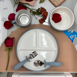 Nuevo diseño de <span class=keywords><strong>platos</strong></span> de porcelana dividida blanca clásica de 8 pulgadas con mangas de silicona para niños, microondas, lavavajillas, succión de bebé segura - Product Image 4