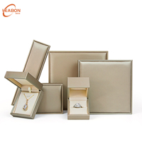 Boîtes rigides de luxe avec fermeture magnétique, boîte cadeau pour bijoux, doublure en éponge personnalisable, rangement pour boucles d'oreilles, anneaux, colliers, bracelets, montres