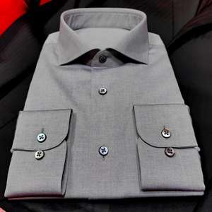 Chemise pour homme sur mesure, col rabattu gris |   100% coton |   ODM sur mesure haut de gamme |   Tissus chinois de qualité supérieure |   Géométrique d'été - Product Image 1