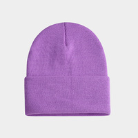 Locker sitzende Damen-Beanie-Mütze mit Zopfmuster und schwerer Textur, ideal für den Layering-Streetstyle bei kühlem Wetter.