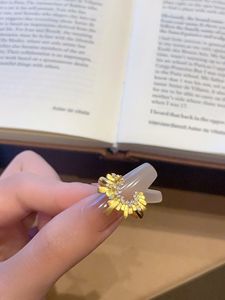 Parure de bijoux Xinfly de luxe en or 24 carats : collier, boucles d'oreilles et bague, série Feux d'artifice étincelants en or blanc classique avec diamants, idéale pour les soirées - Product Image 5