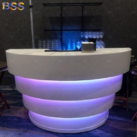 Comptoir de réception de salon de beauté, design contemporain, surface solide, noir et blanc, rond, pour soins de la peau