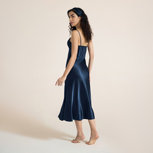 Chemise de nuit longue en satin sans manches pour femme PJ-1437 avec bordure en dentelle et détail nœud pour la maison - Product Image 4
