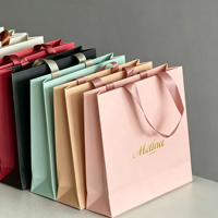 Sac cadeau en carton blanc imprimé avec logo personnalisé, conception robuste, aspect élégant pour l'emballage de parfums et la livraison de cadeaux