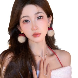 2025 nuovi <span class=keywords><strong>orecchini</strong></span> <span class=keywords><strong>pendenti</strong></span> con fiocco in peluche con Pom-Pom di natale da donna accessori placcato in oro di lusso di alta gamma - Product Image 5