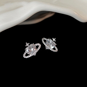 Orecchini a perno a forma di cuore e pianeta per donna, grazioso design cosmico, gioielli per l'orecchio, regalo per tutti i giorni e feste - Product Image 1
