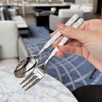 Hochwertiges Westliches Dreiteiliges Metall-Besteckset Steinmuster-Design Luxuriöses Retro-Design Edelstahl Löffel Gabeln Kaffeebesteck