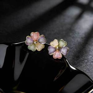 Boucles d'oreilles clous en résine acrylique multicolores à pétales, collection Printemps-Été, motif floral frais, luxe léger, haut de gamme, éthérées et délicieuses - Product Image 4