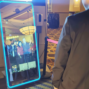 Photomaton miroir à lumière dorée avec caméra à télécommande et compatible avec les smartphones, pour les mariages et les fêtes, tailles de 40 à 70 pouces - Product Image 1