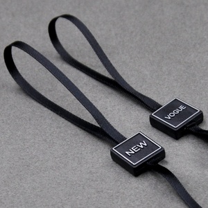 Étiquette de vêtement personnalisée avec logo de marque en relief 3D, boucle de suspension, étiquette en plastique scellée, étiquette durable avec cordon de verrouillage - Product Image 1