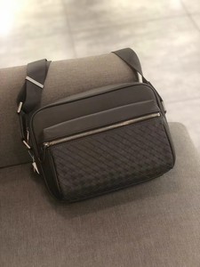 Bolso de Hombro de Piel de Becerro Suave como la Mantequilla. Bolso de Cuero Minimalista para Uso Diario, para Tablet de 10 Pulgadas Logotipo Personalizado B2B de Fábrica - Product Image 4