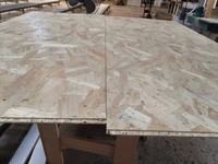 Panneau de bois aggloméré (OSB) de qualité ENF, matériau composite bois-plastique écologique pour la décoration de gymnases et l'utilisation en extérieur