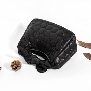 Bolso de Mano Acolchado para Mujer en Nailon Negro Cartera Ligera con Cierre para Dama Elegante Bolso de Hombro con Patrón Hexagonal - Product Image 6