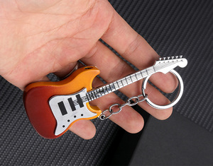 Accendino Creativo a Forma di Chitarra Ricaricabile a Fiamma Morbida con Portachiavi, Regalo Originale per <span class=keywords><strong>Amanti</strong></span> della Musica, Vendita all'Ingrosso - Product Image 5