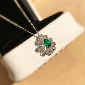 Elegante Collana con Pendente a Goccia in Pietra Verde per Donne, Catena Scintillante per Clavicola, Gioiello alla Moda per Uso Quotidiano, Regalo - Product Image 3
