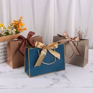 ถุงกระดาษช้อปปิ้งสั่งทำขายส่ง พิมพ์โลโก้ ถุงของขวัญกระดาษหรูหรา พร้อมหูหิ้ว - Product Image 3