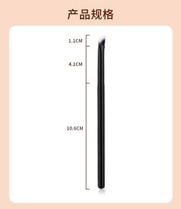 แปรงคอนซีลเลอร์ขนสังเคราะห์ด้ามไม้ขนาดเล็ก หัวแปรงทรงสามเหลี่ยมเฉียง สำหรับทาอายแชโดว์ บลัชออน ปกปิดร่องน้ำตา และไฮไลท์ - Product Image 2