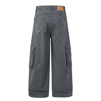 Jean baggy unisexe beige gris délavé avec imprimé graffiti intégral, coupe large, avec breloques en peluche et détails de chaînes colorées