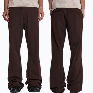 Pantalon de costume homme marron coupe droite décontractée, plissé, en polyester et viscose, tissé sur mesure - Product Image 1