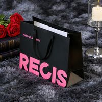 Sacs de shopping en papier noir et rose classiques personnalisés en gros avec logo imprimé et poignée en ruban pour boutique de vêtements, emballage en vrac