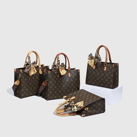 Sac à main design luxueux pour 2025. Équipé d'une fermeture éclair. Sac fourre-tout rétro à la mode. Peut être transporté à la main.6030