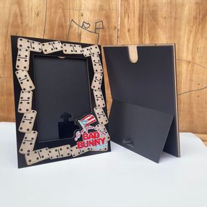 Cornice Fotografica 5x7 in MDF Ecologico <span class=keywords><strong>Personalizzabile</strong></span>, Design 3D in Rilievo, Uso da Tavolo, Souvenir di Viaggio BADBUNNY, Cornice di Alta Qualità - Product Image 3
