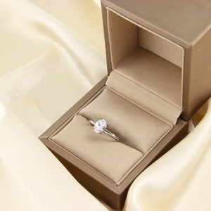 Boîte à bague de fiançailles en satin marron de qualité supérieure, boîte à bijoux à couvercle rabattable avec doublure douce pour les propositions de mariage - Product Image 1