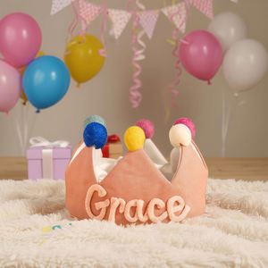 Chapeau de fête classique en tissu non tissé personnalisé avec nom, couronne d'anniversaire et d'anniversaire de mariage, pompon pour enfants et tout-petits, décorations F0826 Chine - Product Image 3
