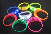 Bracelets LED lumineux pour concert, activés par le son, personnalisables, rechargeables