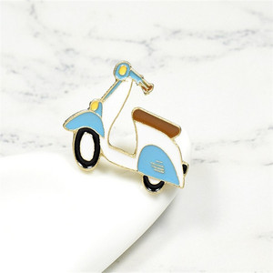 Nouvelle <span class=keywords><strong>broche</strong></span> créative en forme de scooter, véhicule électrique, en alliage électroplaqué, motif dessin animé, effet goutte d'huile, vente directe usine - Product Image 1