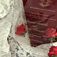Invitation de mariage en acrylique transparent LOGO à couverture rigide en velours bordeaux de luxe avec RSVP et enveloppe