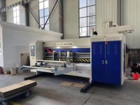 Automatische kartonnen print-, sleuf- en stansmachine voor de productie van golfkartonnen dozen
