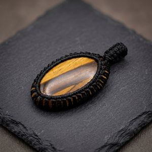 Colgante de cabujón ovalado de ojo de tigre natural con cordón de macramé, hecho a mano, estilo bohemio, joyería de cristal curativo, venta al por mayor - Product Image 1