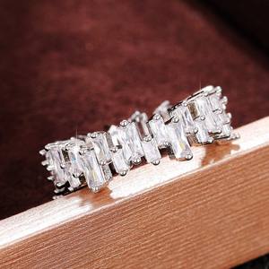 Anello di fidanzamento classico da donna Q172 con diamante taglio smeraldo colore D naturale - Product Image 3