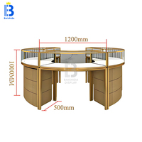 Ensemble de vitrine à bijoux avec cadre doré et système de comptoir en verre pour boutique de luxe, mobilier de magasin