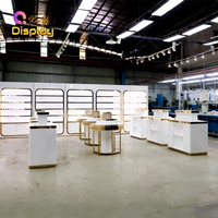 Vitrine murale moderne de luxe en acier inoxydable doré, écologique, de haute qualité, pour présentation de parfums, avec rétroéclairage LED et finition laquée blanche