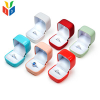 Mini boîte à bagues en cuir PU suédé avec surface peinte ronde, lumière LED, boîte à bijoux de luxe, logo personnalisé pour l'emballage de bijoux