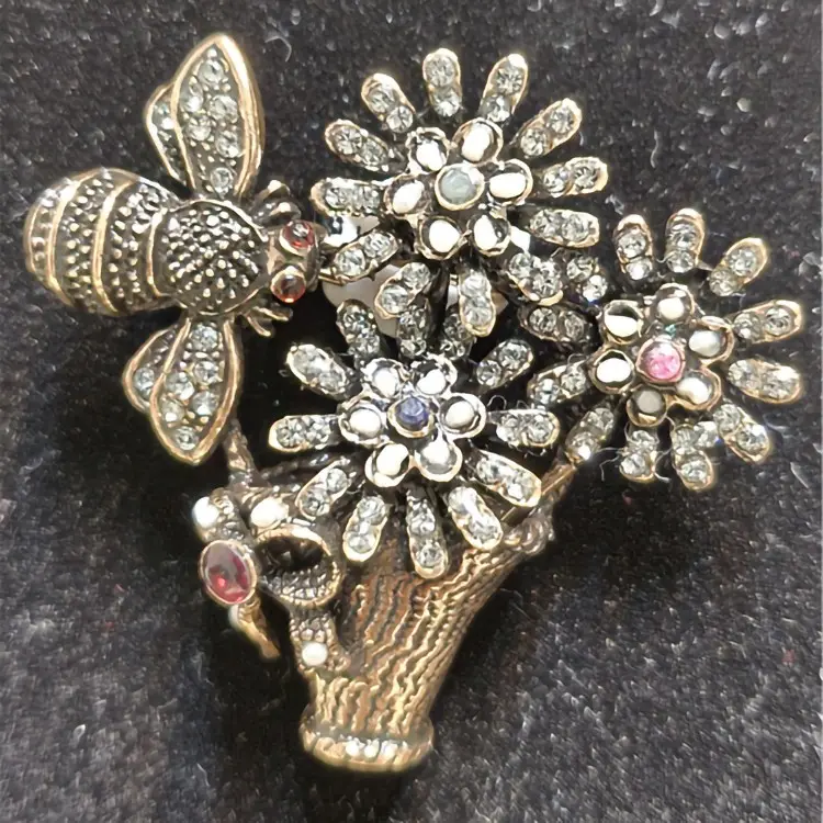 Popular design Newest Unique Vintage novel Brass Crystal Stones Sweater commuting flower brooch pin Brooches For Wife