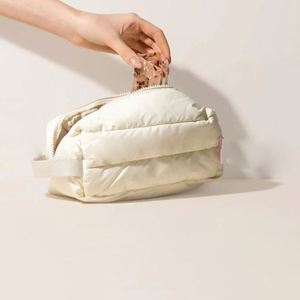 Sac de Maquillage Matelassé en Toile de Polyester Durable avec Fermeture Éclair, Personnalisable avec Logo, Doux et Luxueux, pour Cosmétiques et Houppettes – Vente en Gros - Product Image 4