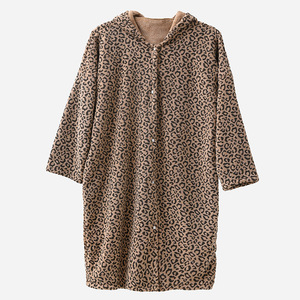 Nuevo Albornoz de Felpa Coral con Capucha y Estampado de Leopardo, Personalizado OEM, para Todas las Estaciones, Grueso, Absorbente, de Manga Larga, para Mujer - Product Image 6