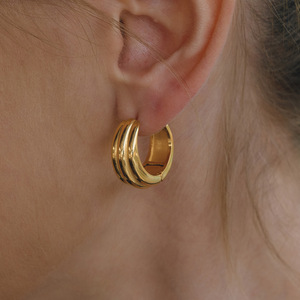 Pendientes Huggie de Acero Inoxidable 18K con Diseño Geométrico Circular para Uso Diario - Product Image 2