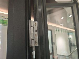 Porta Scorrevole Pieghevole Moderna in Lega di Alluminio Bastion con Doppio Vetro e Zanzariera, Superficie Rifinita Impermeabile per Interni Cucina - Product Image 3